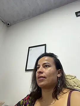 Snapshot of liz_and_thiago chatting on 26, 9, 2025 liz and thiago online show from 26, 9, 2025