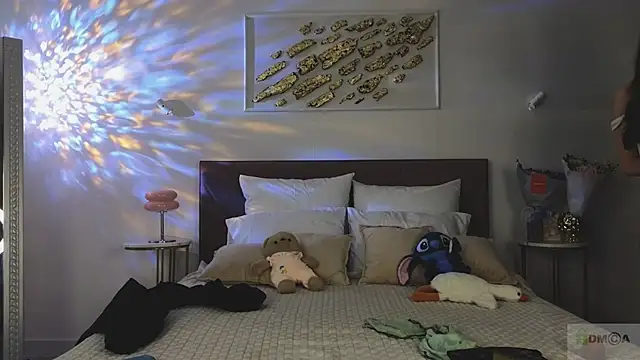 Nicole Broown  online show from 21, 11, 2025