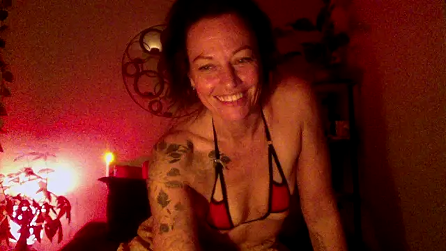 Snapshot of DesertLuxe chatting on 18, 10, 2025 DesertLuxe online show from 18, 10, 2025