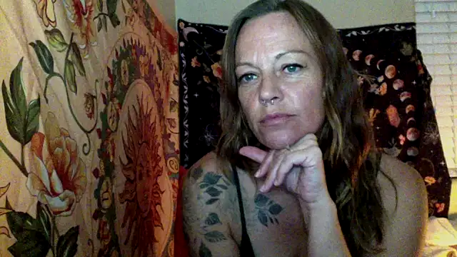 Snapshot of DesertLuxe chatting on 3, 10, 2025 DesertLuxe online show from 3, 10, 2025