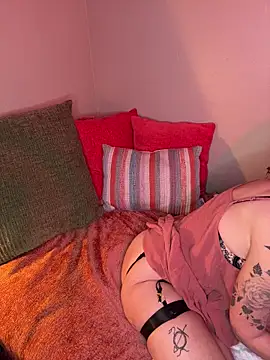 Snapshot of DesertLuxe chatting on 9, 1, 2026 DesertLuxe online show from 9, 1, 2026