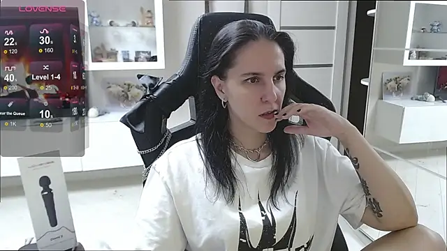 Irwi Tomboy online show from 21, 10, 2025