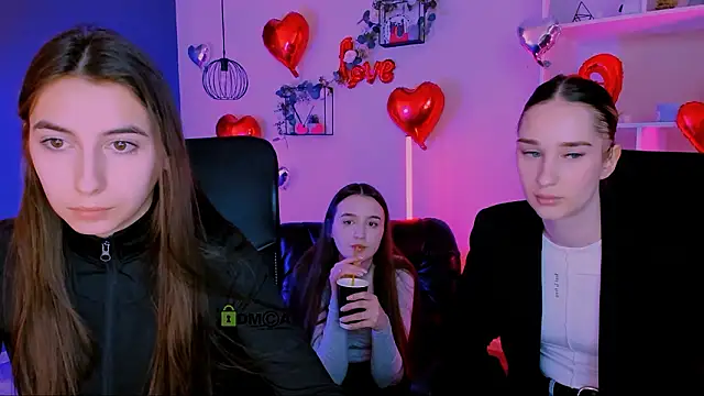 Snapshot of leslie_bird chatting on 4, 3, 2026 leslie bird online show from 4, 3, 2026