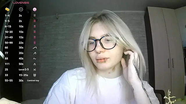 Snapshot of MernaGoggin chatting on 26, 10, 2025 MernaGoggin online show from 26, 10, 2025