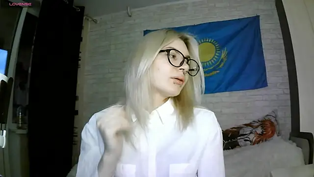 Snapshot of MernaGoggin chatting on 3, 10, 2025 MernaGoggin online show from 3, 10, 2025