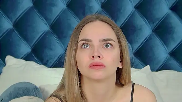 Snapshot of AnitaVenture chatting on 5, 11, 2025 AnitaVenture online show from 5, 11, 2025