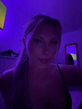 blondeeee online show from 17, 12, 2025