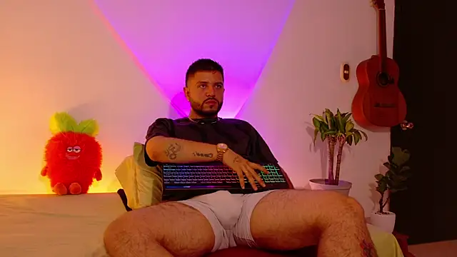 Snapshot of TomSloam chatting on 12, 11, 2025 TomSloam online show from 12, 11, 2025