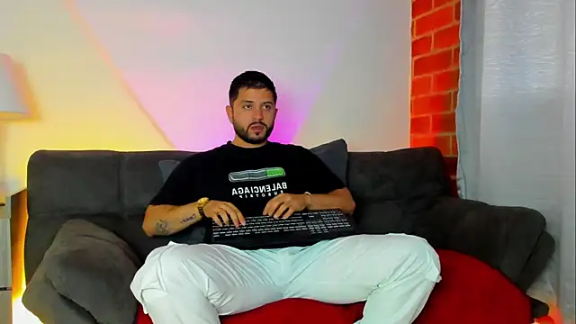 Snapshot of TomSloam chatting on 23, 10, 2025 TomSloam online show from 23, 10, 2025