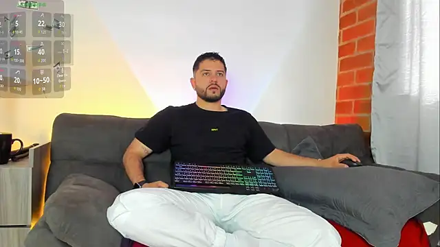 Snapshot of TomSloam chatting on 14, 10, 2025 TomSloam online show from 14, 10, 2025