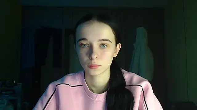 Snapshot of Emilia_Light chatting on 19, 12, 2025 Emilia Light online show from 19, 12, 2025