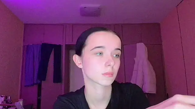 Snapshot of Emilia_Light chatting on 18, 12, 2025 Emilia Light online show from 18, 12, 2025