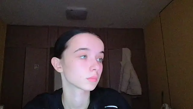 Snapshot of Emilia_Light chatting on 28, 11, 2025 Emilia Light online show from 28, 11, 2025