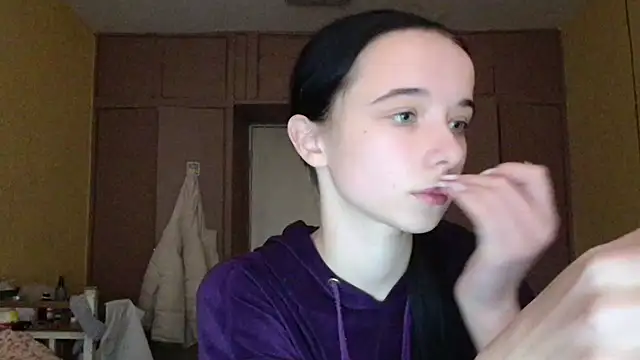 Snapshot of Emilia_Light chatting on 13, 11, 2025 Emilia Light online show from 13, 11, 2025