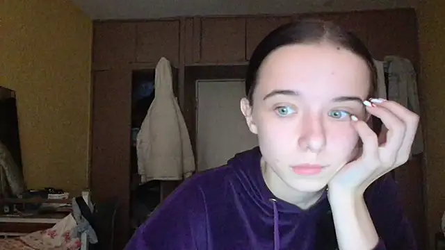 Snapshot of Emilia_Light chatting on 28, 10, 2025 Emilia Light online show from 28, 10, 2025