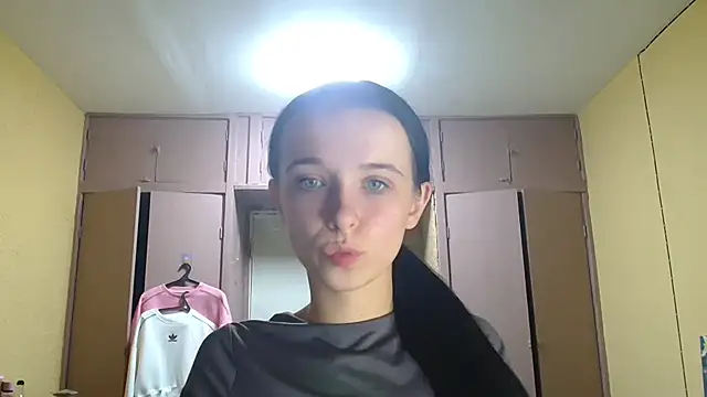 Snapshot of Emilia_Light chatting on 4, 10, 2025 Emilia Light online show from 4, 10, 2025