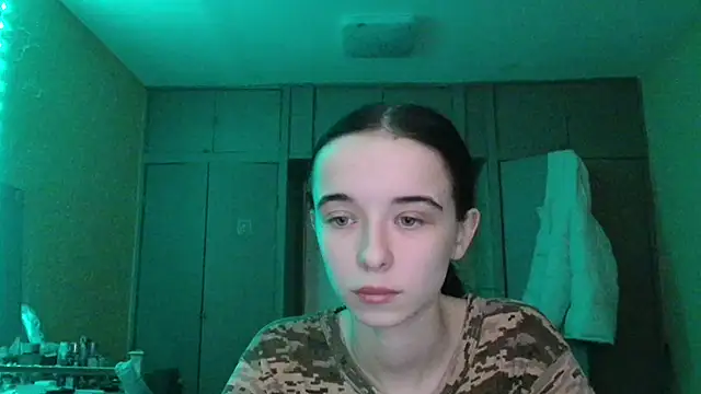 Snapshot of Emilia_Light chatting on 14, 12, 2025 Emilia Light online show from 14, 12, 2025