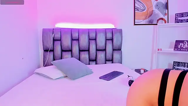 Caroline Millerr online show from 1, 12, 2025