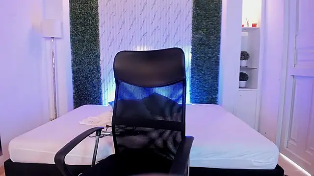 Caroline Millerr online show from 2, 10, 2025