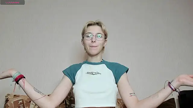 Snapshot of Sharlikiss chatting on 13, 1, 2026 Sharlikiss online show from 13, 1, 2026