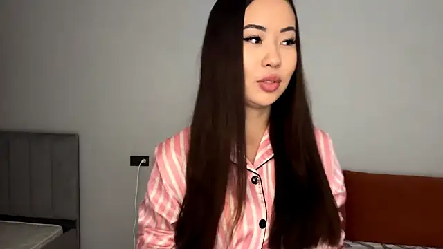 Snapshot of Ur_neighbor_Kira chatting on 13, 11, 2025 Ur neighbor Kira online show from 13, 11, 2025