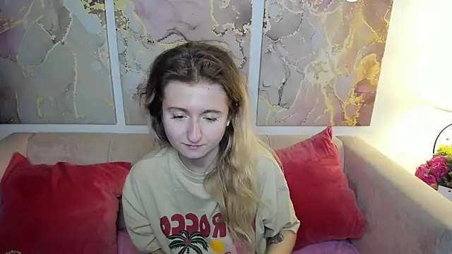 Snapshot of CamillaDreamer chatting on 7, 6, 2026 CamillaDreamer online show from 7, 6, 2026