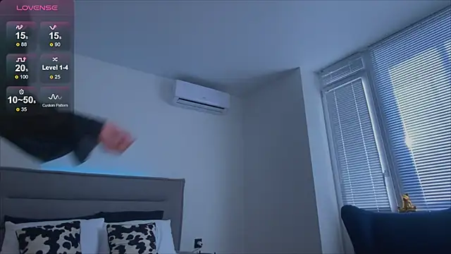 Snapshot of Sienna_Mi_ chatting on 12, 10, 2025 Sienna Mi online show from 12, 10, 2025