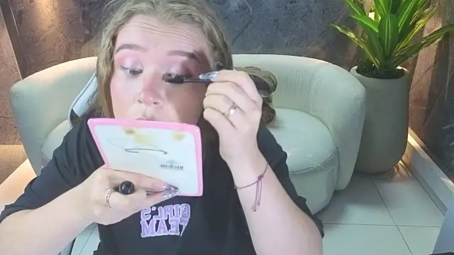 Snapshot of carla_tp chatting on 12, 10, 2025 carla tp online show from 12, 10, 2025