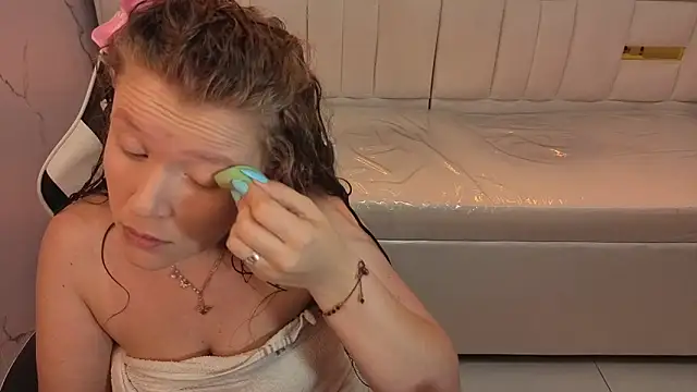 Snapshot of carla_tp chatting on 24, 11, 2025 carla tp online show from 24, 11, 2025