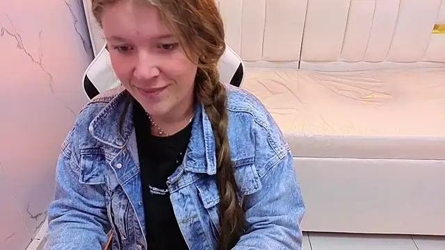 Snapshot of carla_tp chatting on 18, 11, 2025 carla tp online show from 18, 11, 2025