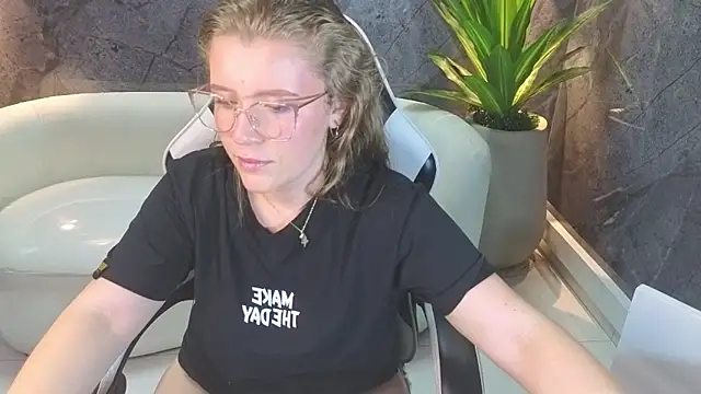 Snapshot of carla_tp chatting on 10, 10, 2025 carla tp online show from 10, 10, 2025