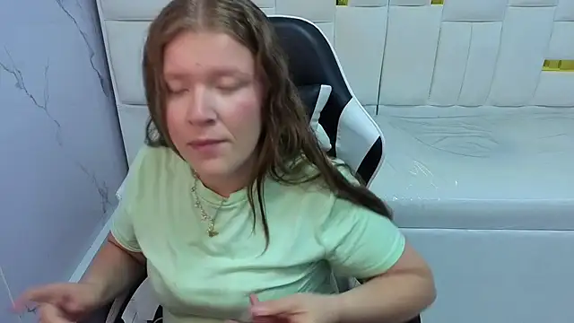 Snapshot of carla_tp chatting on 19, 11, 2025 carla tp online show from 19, 11, 2025