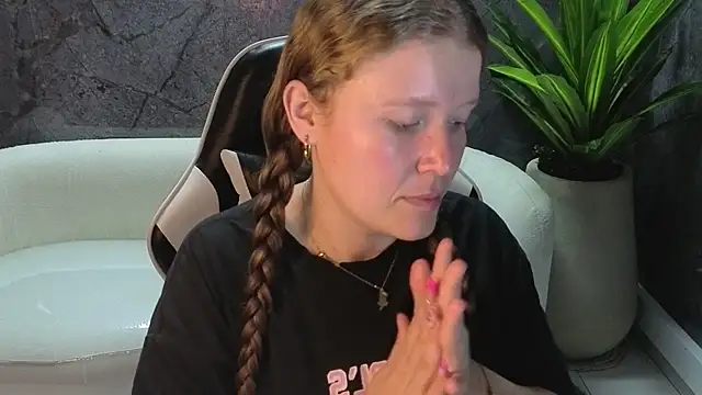 Snapshot of carla_tp chatting on 27, 10, 2025 carla tp online show from 27, 10, 2025