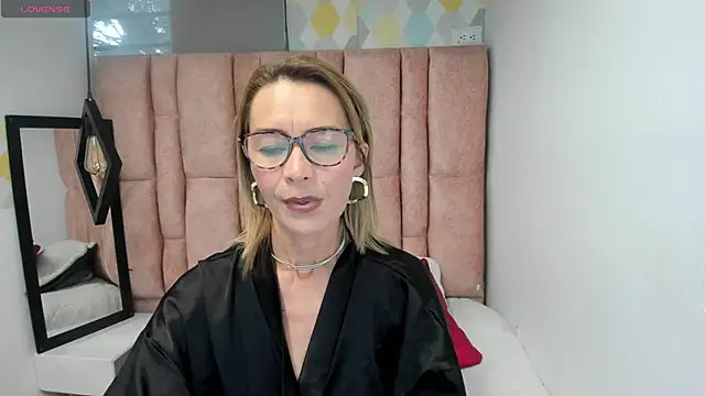 Issa Milf   online show from 1, 4, 2026