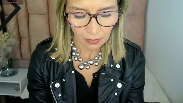 Issa Milf   online show from 26, 5, 2026