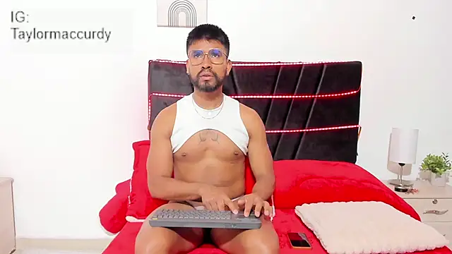 Taylormaccurdy  online show from 28, 11, 2025