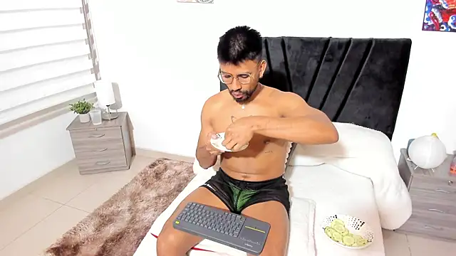 Taylormaccurdy  online show from 24, 10, 2025