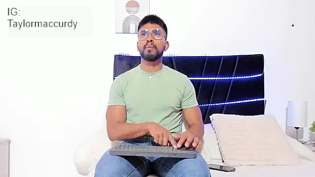 Taylormaccurdy  online show from 20, 11, 2025