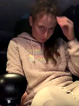 GoldenPussy1329 online show from 27, 10, 2025