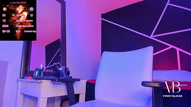 Snapshot of VynnyBlacke_ chatting on 29, 10, 2025 VynnyBlacke online show from 29, 10, 2025