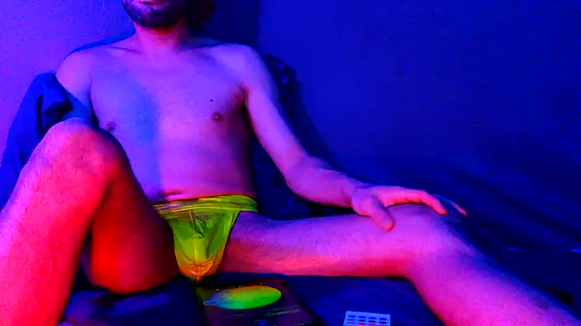 Snapshot of highinhtxx chatting on 24, 10, 2025 highinhtxx online show from 24, 10, 2025