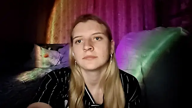 LynteriLain online show from 8, 10, 2025