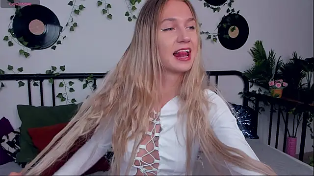 SerenaCrystall online show from 2, 10, 2025