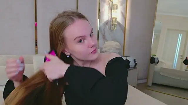 Lili Lohan online show from 18, 7, 2026