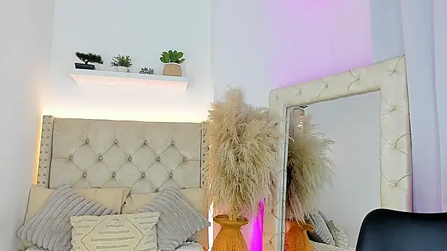 mia juicy  online show from 9, 10, 2025