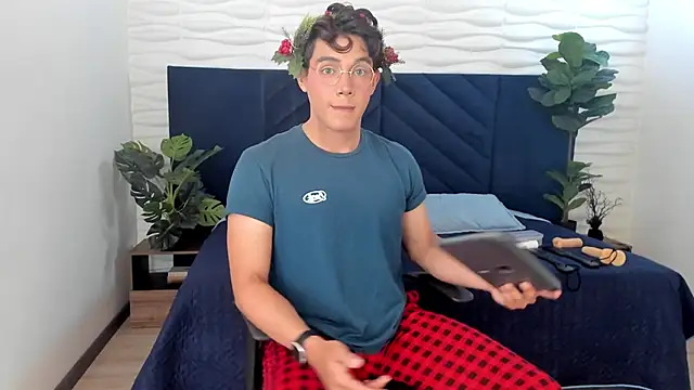 Snapshot of DyllanCooper chatting on 28, 11, 2025 DyllanCooper online show from 28, 11, 2025