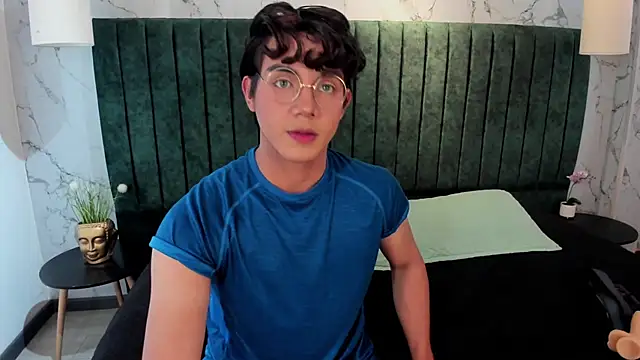 Snapshot of DyllanCooper chatting on 14, 11, 2025 DyllanCooper online show from 14, 11, 2025