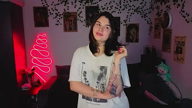 kira kick online show from 28, 10, 2025