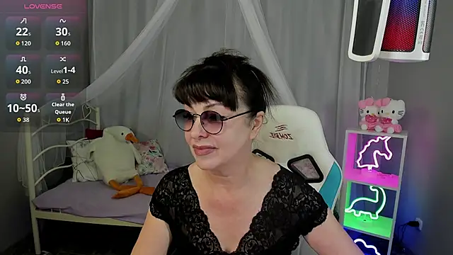 Snapshot of LindaRomero chatting on 10, 10, 2025 LindaRomero online show from 10, 10, 2025