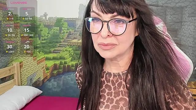 Snapshot of LindaRomero chatting on 12, 11, 2025 LindaRomero online show from 12, 11, 2025